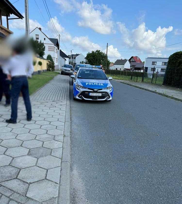 Radiowóz Policji na ulicy podczas działań w sprawie porwania rodzicielskiego
