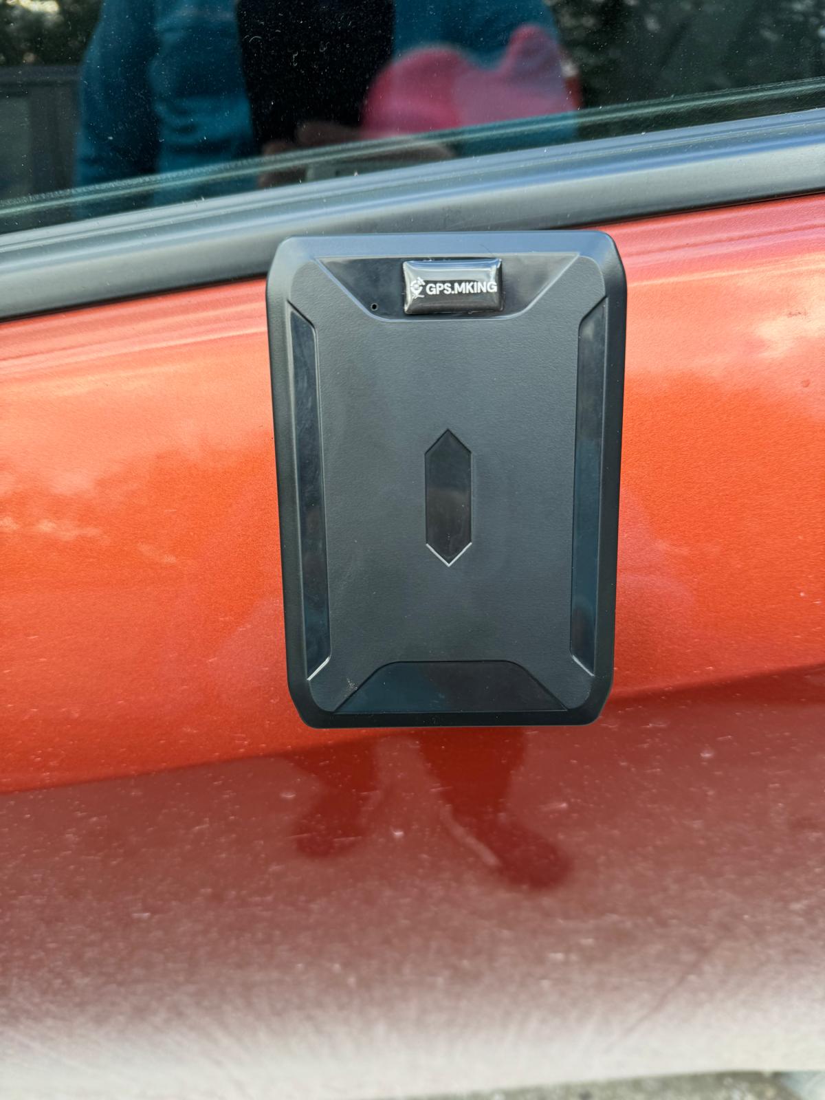 Lokalizator GPS z magnesem przyczepiony do karoserii