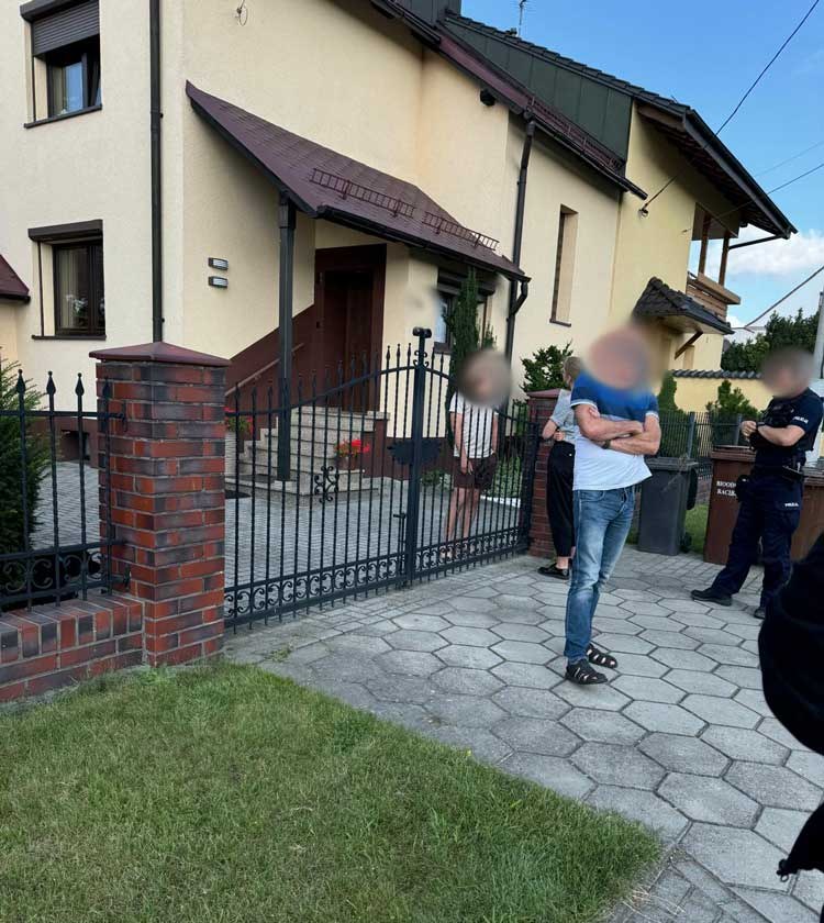 Działania przed domem, w którym ustalono miejsce pobytu dziecka
