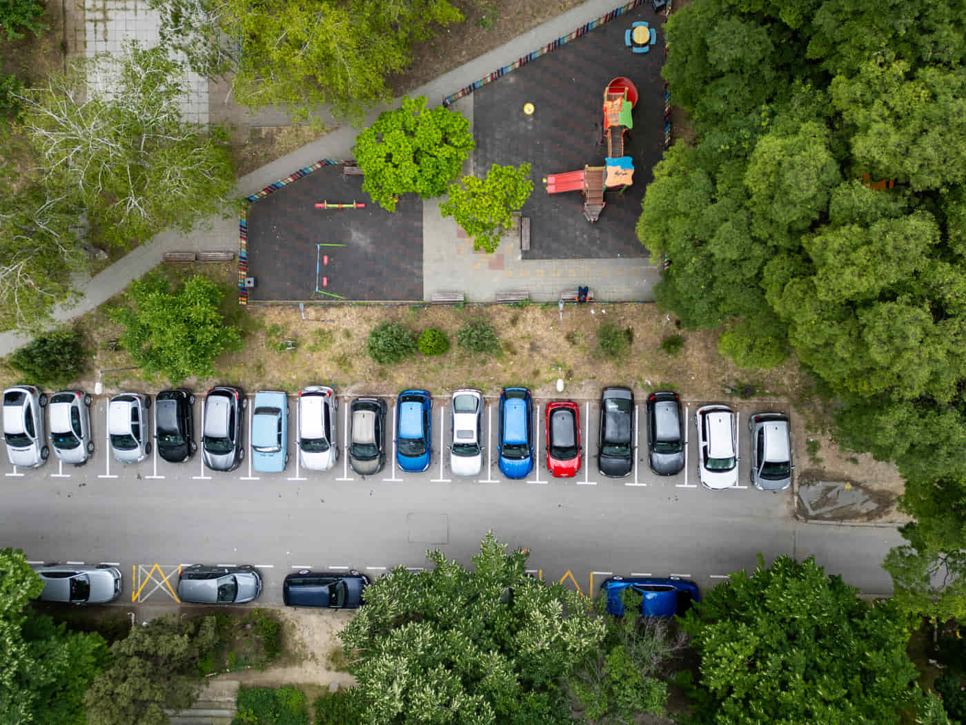 Widok z drona na osiedlowy parking, przykład obserwacji z powietrza