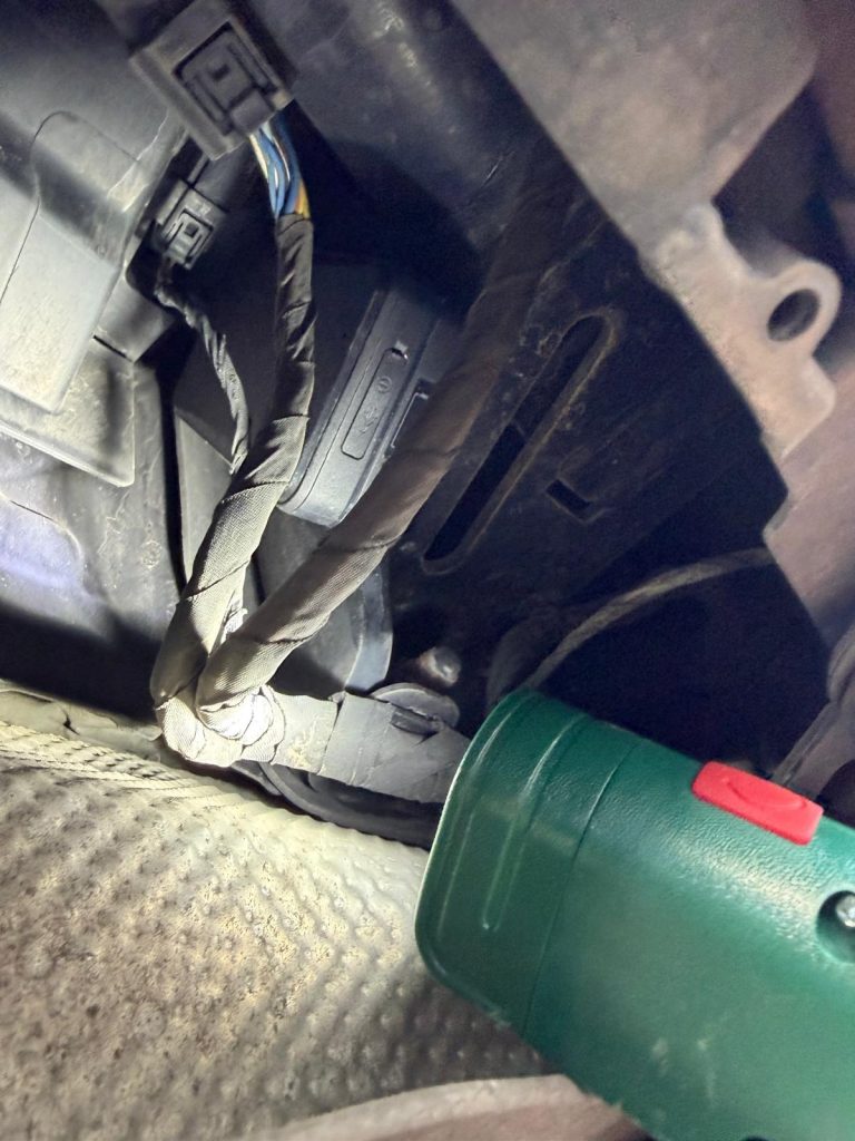 WhatsApp Image 2025 11 28 at 14.05.06 Kochanie, to auto jest dla Ciebie (i dla mojej kontroli)". Jak wykryliśmy nielegalny GPS w prezencie od partnera?